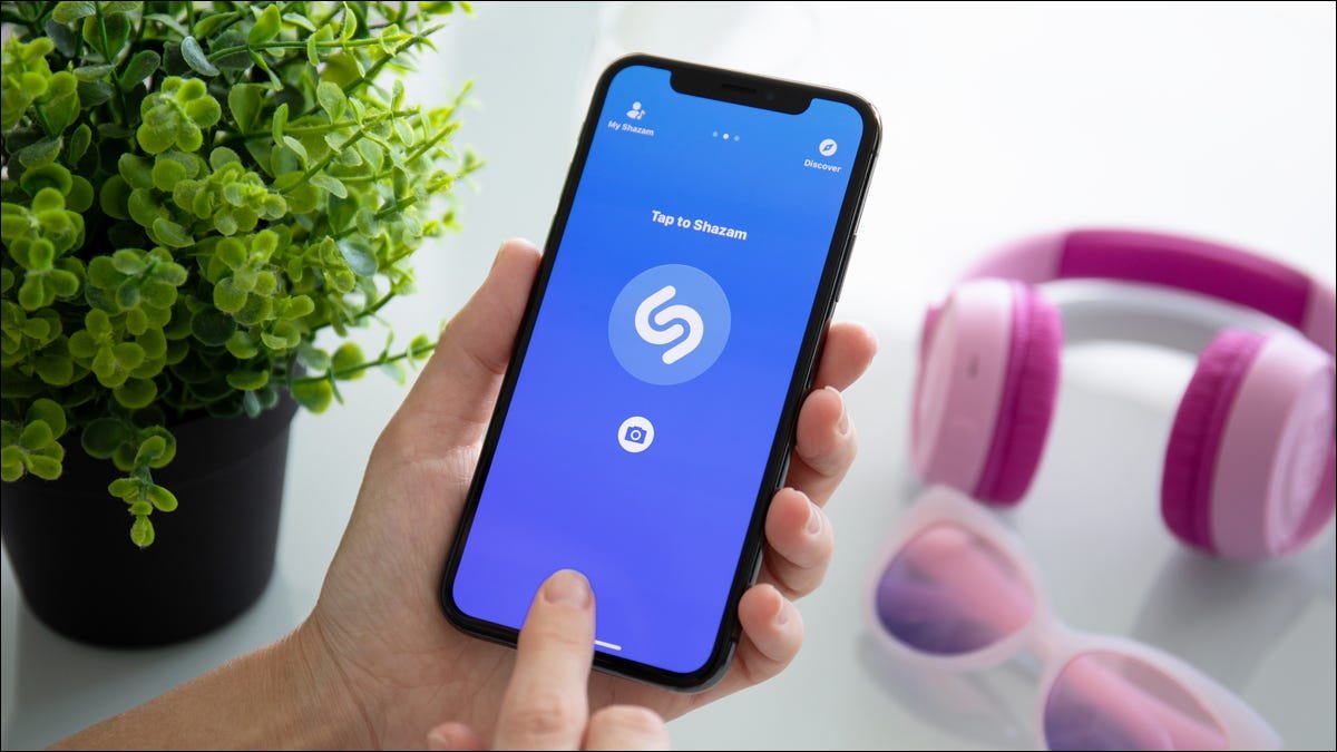 Personne identifiant une chanson à l'aide de l'application Shazam sur un iPhone