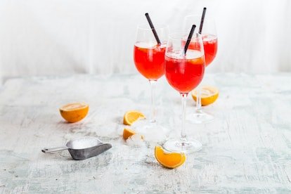 Un groupe de cocktails spritz prêts à être servis 