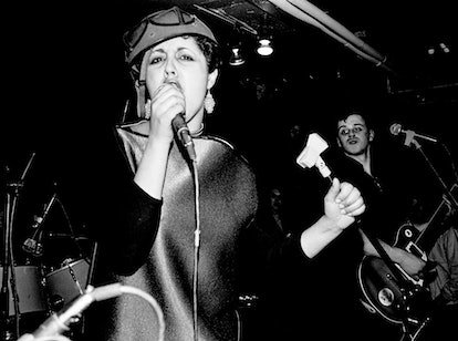 Poly Styrène du groupe punk X-Ray Spex, se produisant sur scène lors de l'un de leurs premiers concerts au Roxy, Lo...