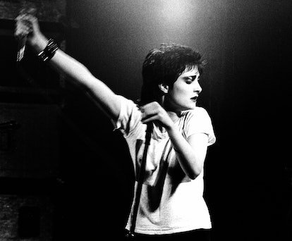 Siouxsie Sioux de Siouxsie and the Banshees se produit sur scène au Rainbow Theatre, Londres, Angleterre...