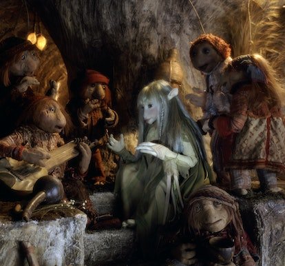 Le Gelfling Kira est diverti par les Podlings, dans une scène du film fantastique animatronique 'The ...