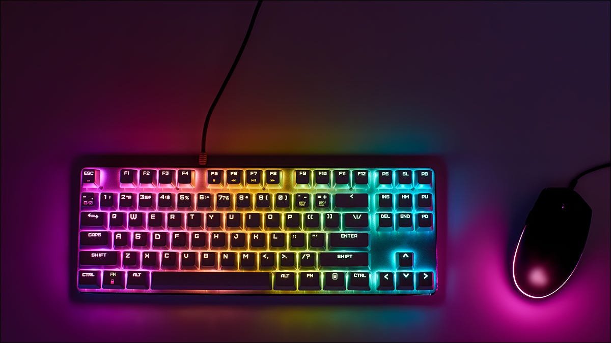 Un clavier et une souris RVB colorés.