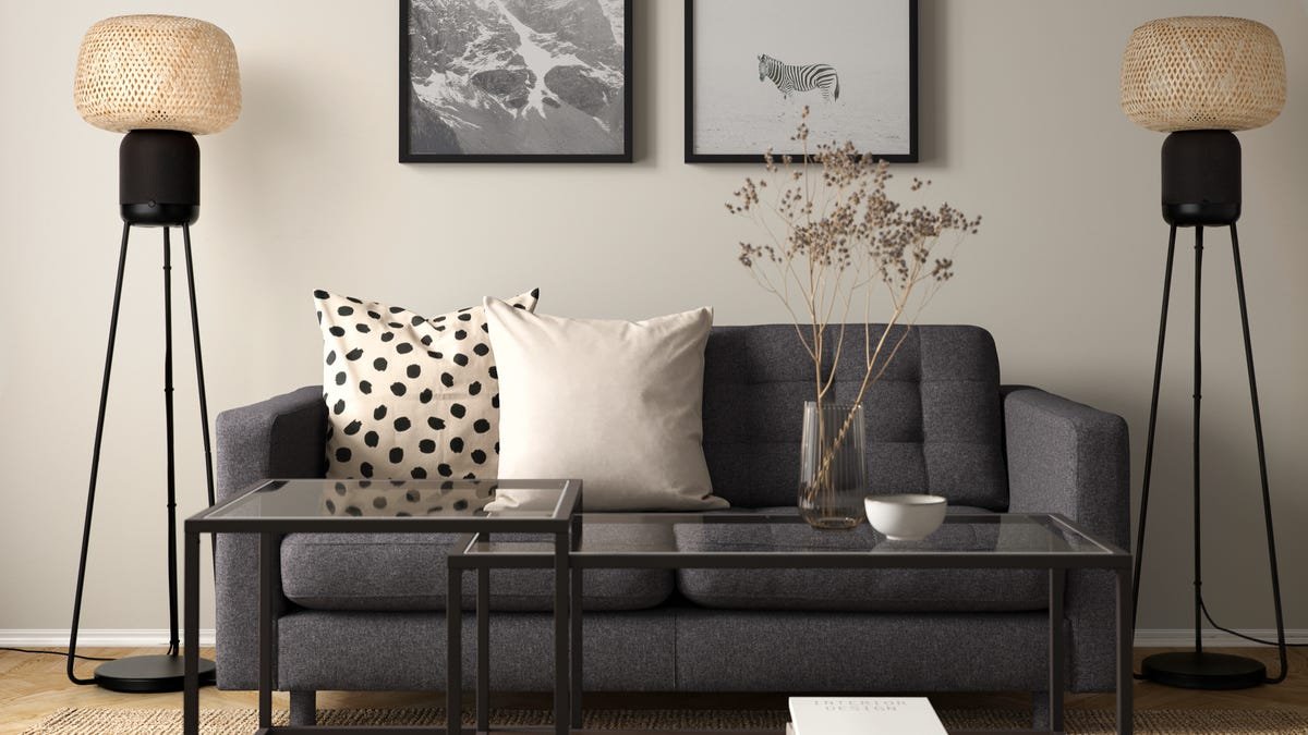 Haut-parleurs à lampe IKEA et Sonos.