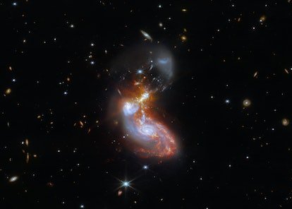 Webb a capturé cette paire de galaxies en fusion avec une paire de ses instruments de pointe : NIRCam - le Nea...