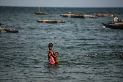 MSAMBWENI, KENYA - 2016 : Enfants de la petite ville de pêcheurs et de la circonscription de Msambweni pict...