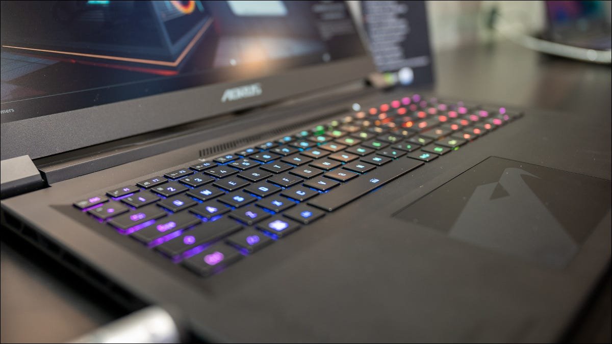 Gros plan sur le clavier RVB d'un ordinateur portable de jeu Gigabyte