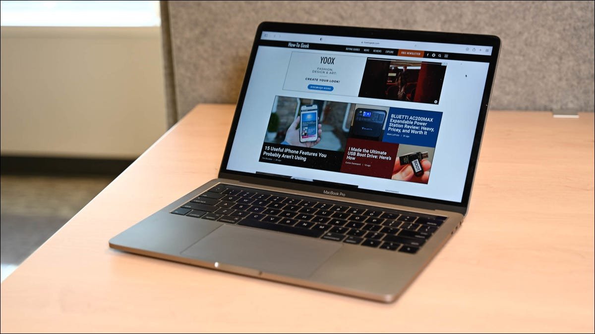 Un MacBook Pro avec le site Web de How-To Geek ouvert à l'écran.