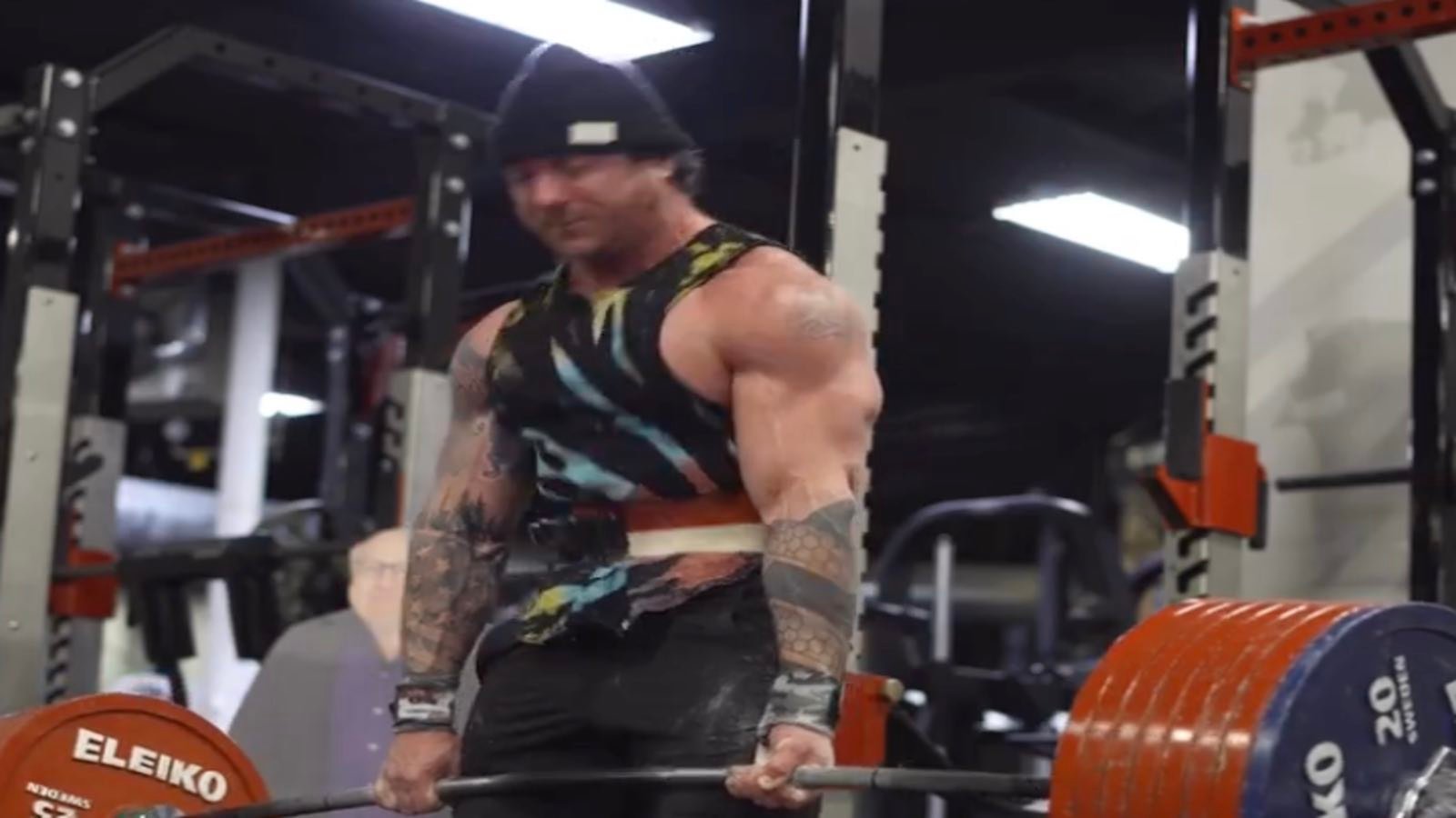 Powerlifter John Haack Deadlifts un étonnant 415 kilogrammes (915
