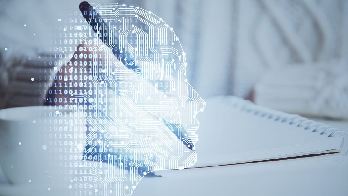 Hologramme IA et stylo écrivant sur papier.