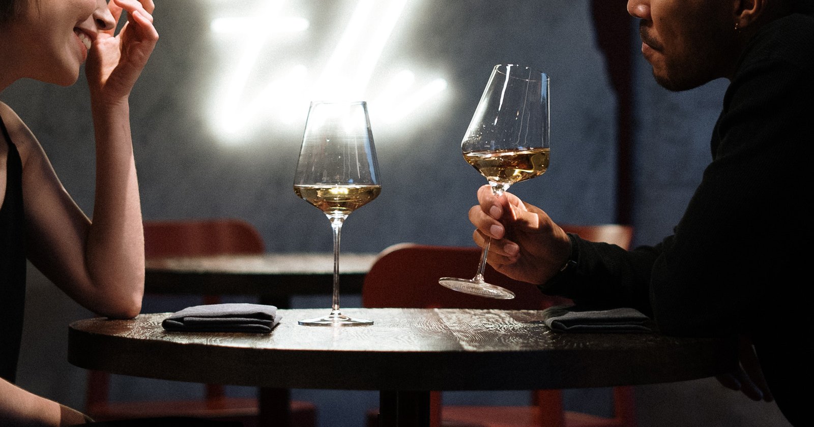 idées de tenues pour un rendez-vous galant - gardez-le chic pour le vin et le dîner comme ce pull noir