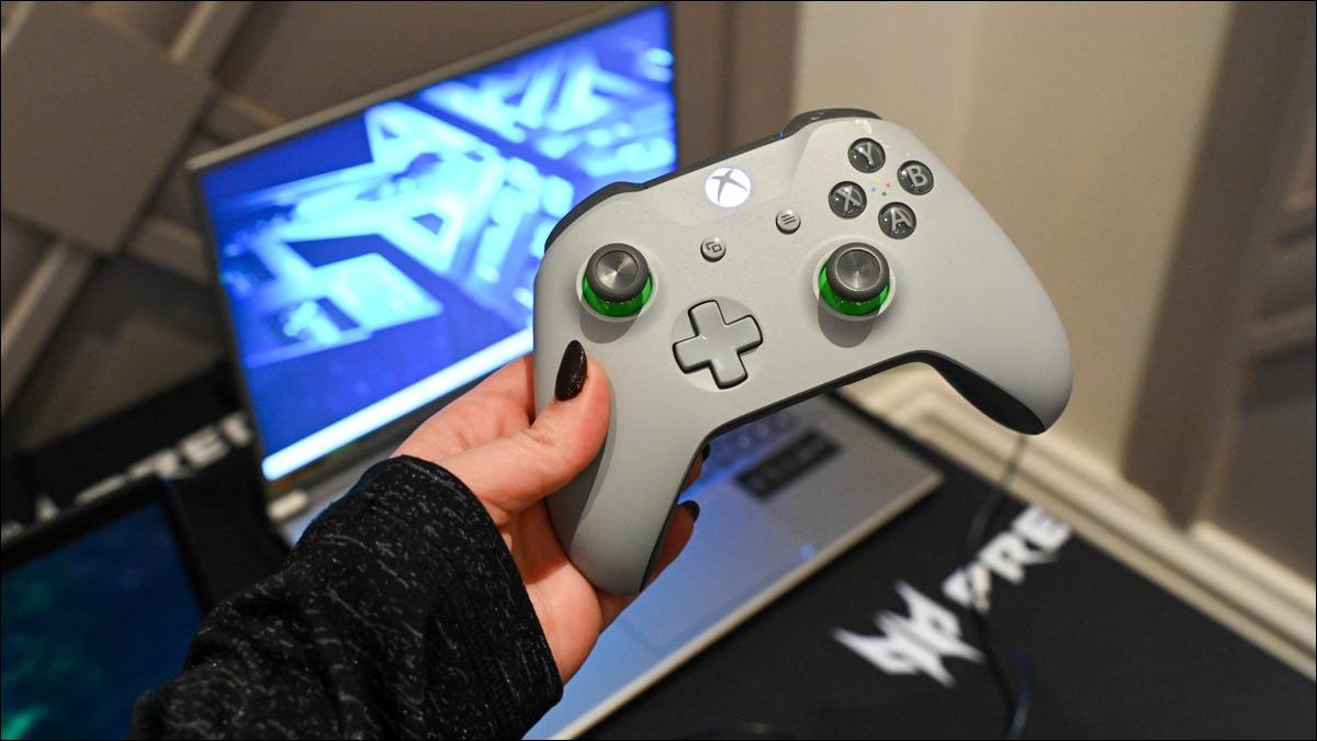 Manette Xbox utilisée pour les jeux sur PC.