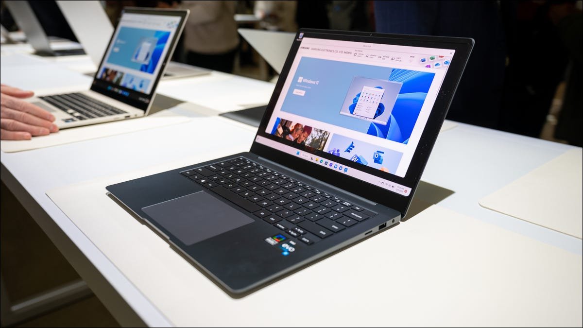 Samsung Galaxy Book 3 Pro assis sur une table au Galaxy Unpacked 2023