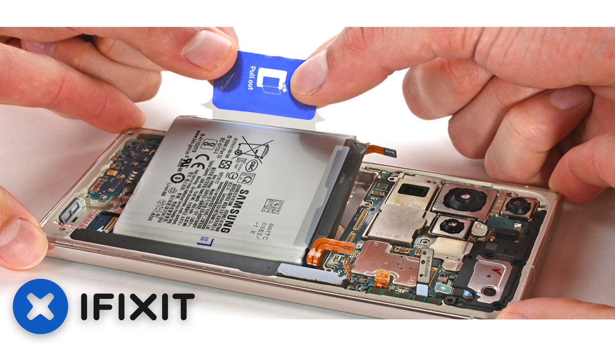 Des employés d'iFixit ont du mal à retirer la batterie d'un Galaxy S23 Ultra.