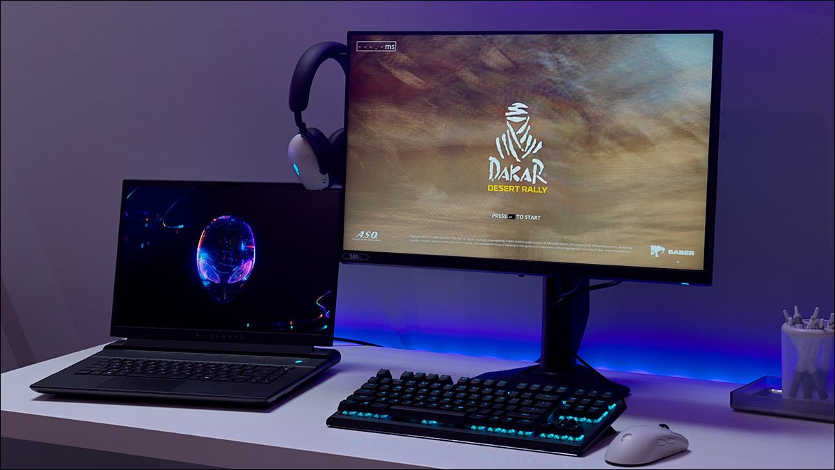 Moniteur et ordinateur portable sur un bureau