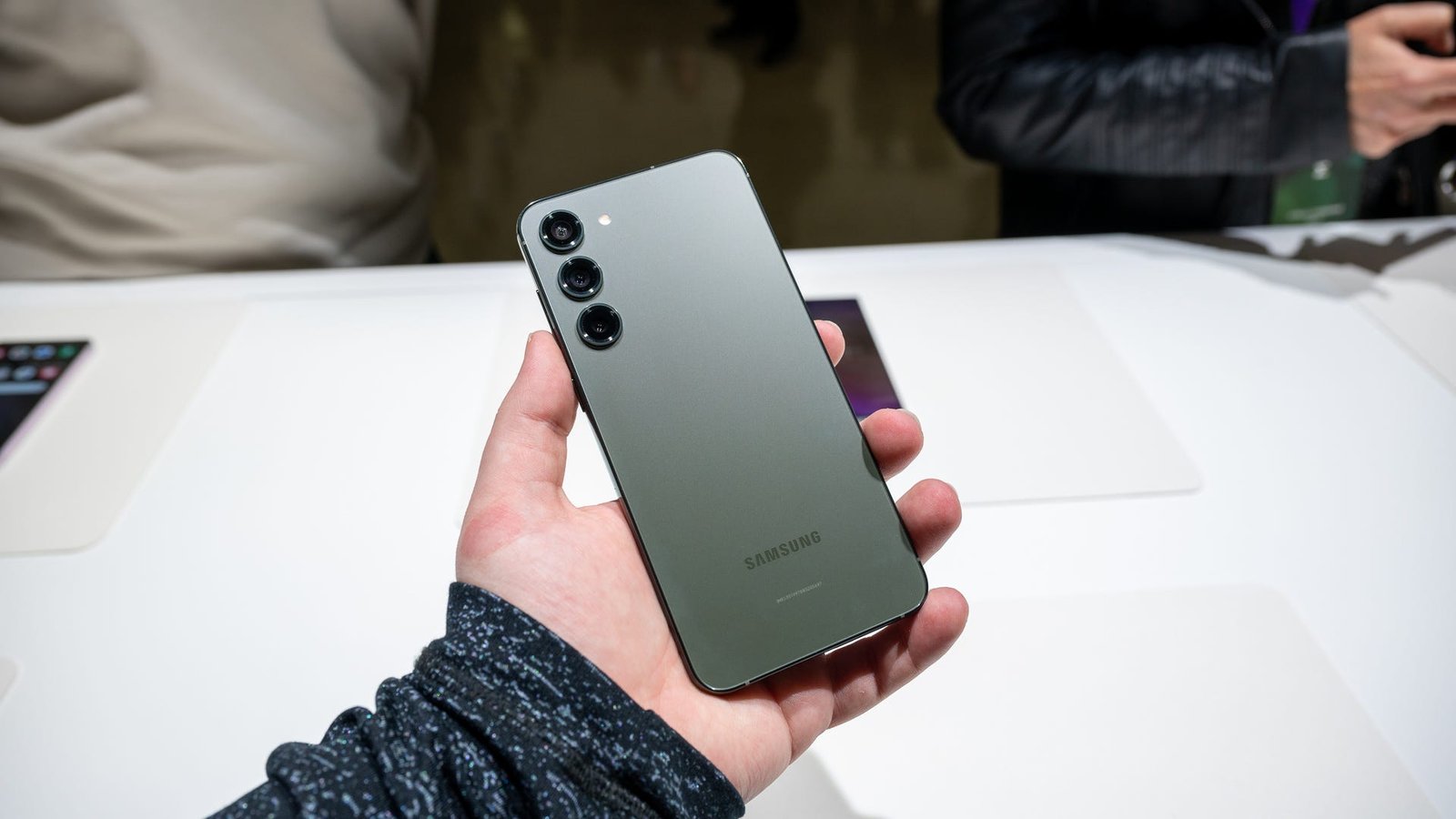 Personne tenant le dos du Samsung Galaxy S23+ en vert