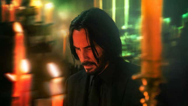 John Wick baisse la tête de tristesse et de résignation.