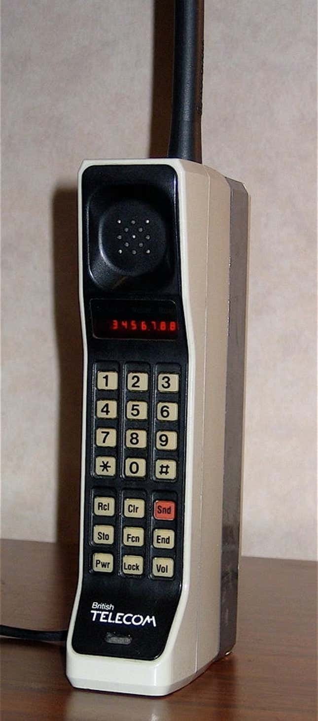 Une photo du DynaTAC 8000X, le premier téléphone portable développé par Martin Cooper de Motorola.