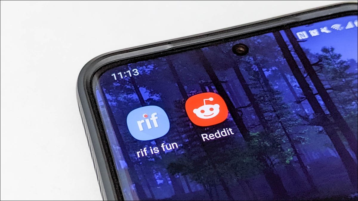 Reddit et Reddit sont des applications amusantes sur l'écran d'accueil d'un téléphone