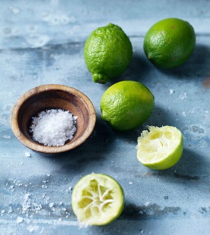 Limes et sel sur une table