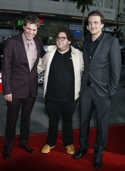 HOLLYWOOD, Californie.  - 10 AVRIL : Le réalisateur Nicholas Stoller (L), les acteurs Jonah Hill et Jason Segel arrivent...