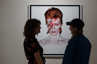 LONDRES, ROYAUME-UNI - 05 AVRIL 2023 : les visiteurs regardent la photo 'Aladdin Sane 'Eyes Shut'' (1973)...