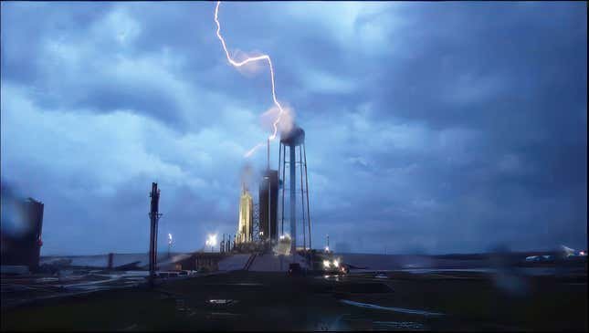 La foudre a frappé la tour de lancement Falcon Heavy jeudi soir. 