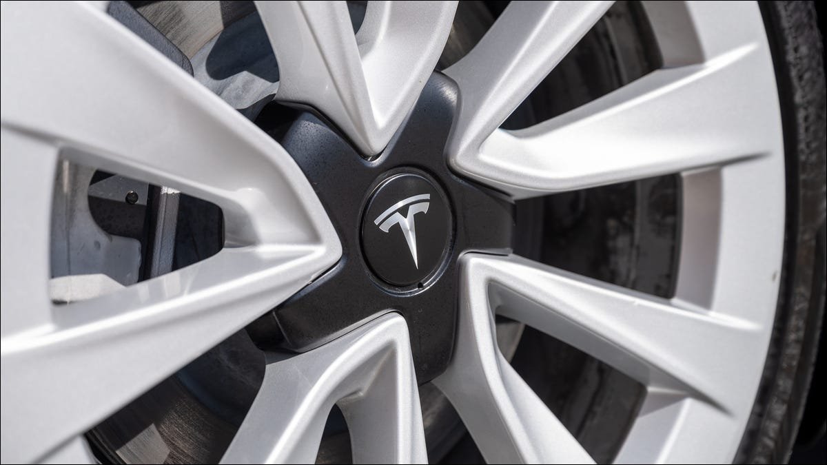 Badge logo Tesla sur une roue Tesla Model 3