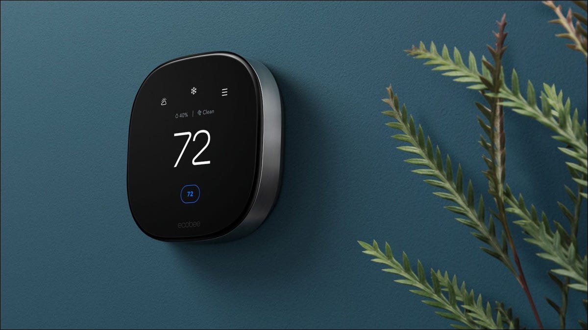 Un thermostat intelligent Ecobee sur un mur du salon.