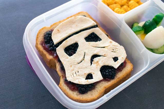 Comment faire une recette de déjeuner scolaire Star Wars Stormtrooper Sandwich Food Art!