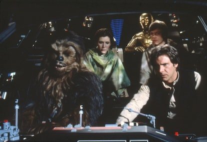 Les acteurs britanniques Peter Mayhew, Anthony Daniels, l'Américaine Carrie Fisher et Harrison Ford sur le tournage de...