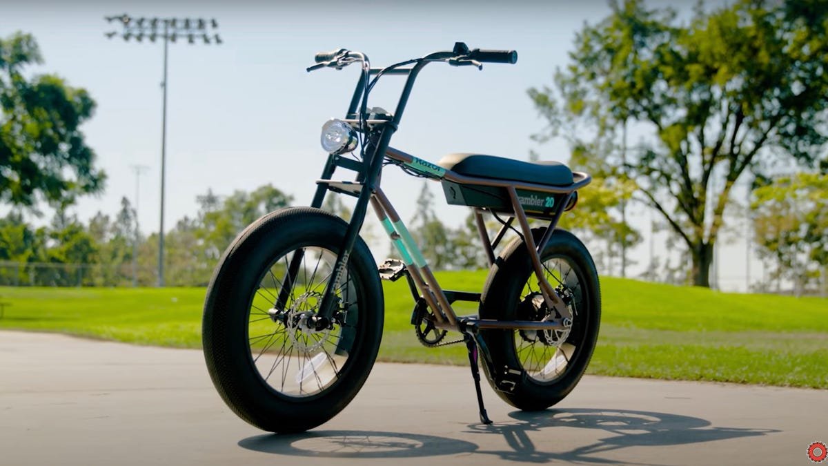 Vélo électrique Razor Rambler 20 dans un parc