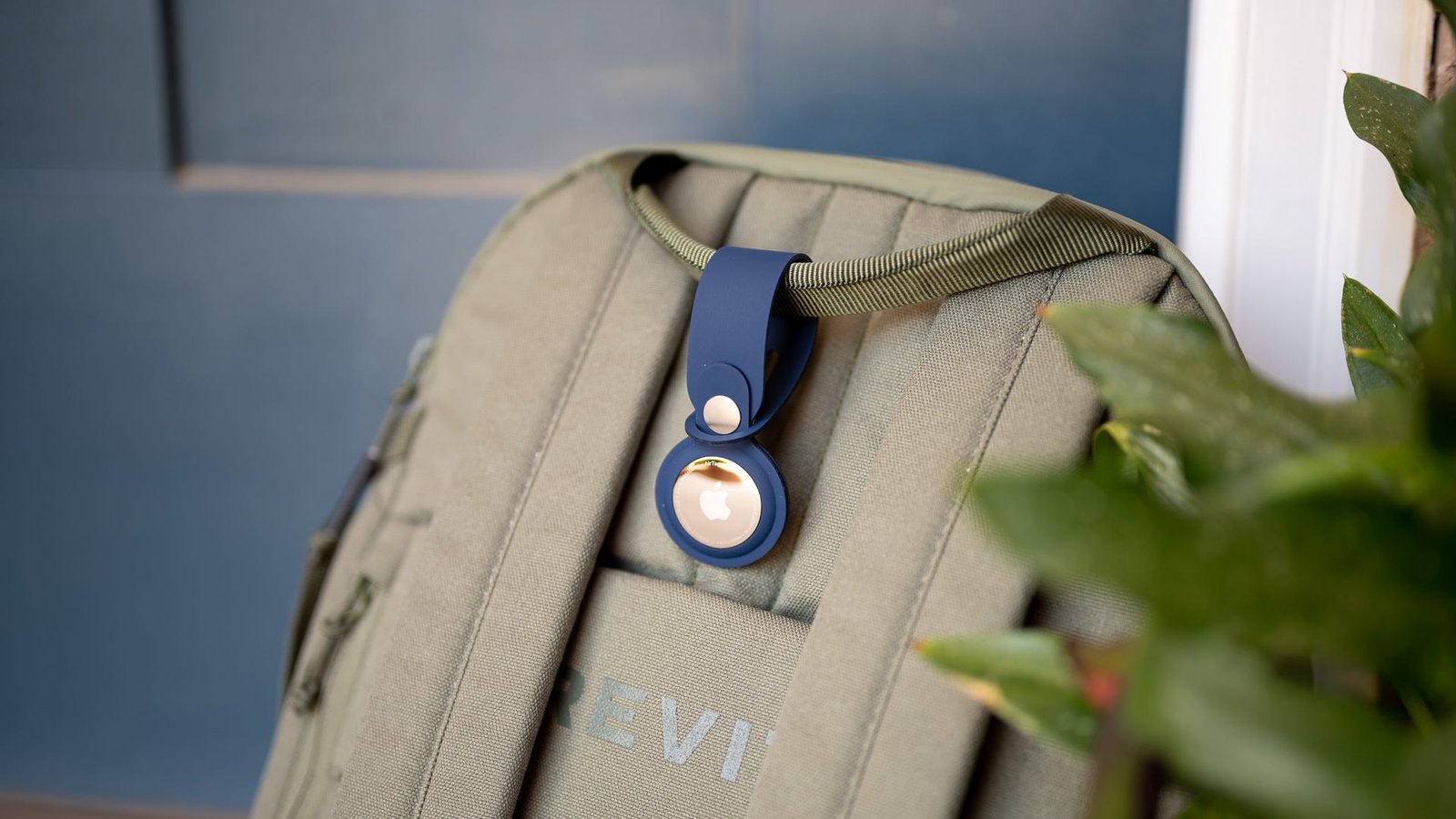 Apple AirTag dans un étui attaché à un sac à dos