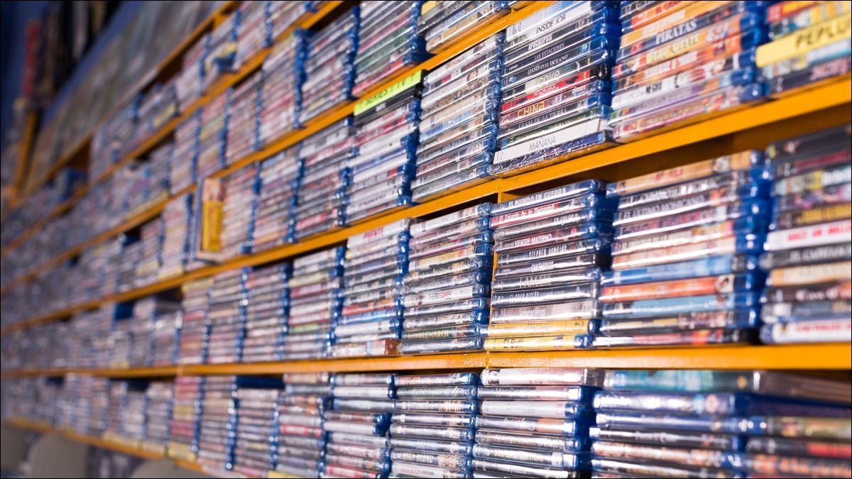 Grande collection de films sur DVD à vendre exposés dans un magasin