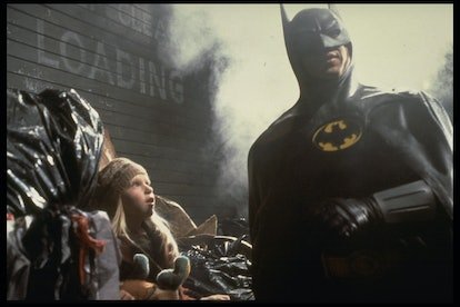L'acteur américain Michael Keaton sur le tournage de Batman, réalisé par Tim Burton.  (Photo de Murray Close/S...