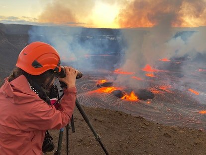 Les scientifiques du HVO surveillent le sommet du Kīlauea en cours 