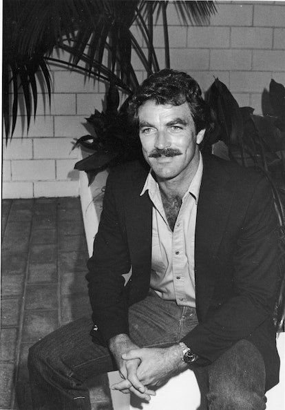 L'acteur américain Tom Selleck est assis sur une terrasse lors d'un brunch au Beverly Hilton Hotel, Beverly Hill...