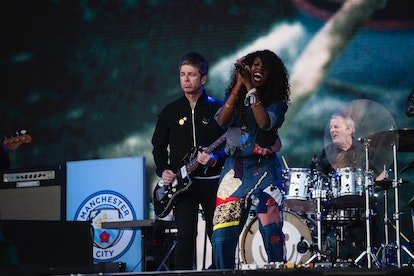 GLASTONBURY, ANGLETERRE - 25 juin : Noel Gallagher se produit avec son groupe "High Flying Birds pendant la journée ...