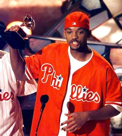 NEW YORK, ÉTATS-UNIS : Will Smith tient son Grammy après avoir remporté la catégorie Meilleur rap solo...