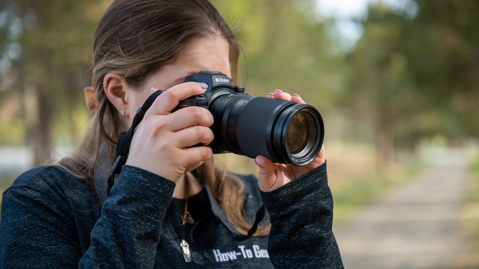 Personne prenant une photo avec un appareil photo sans miroir Nikon Z7 II