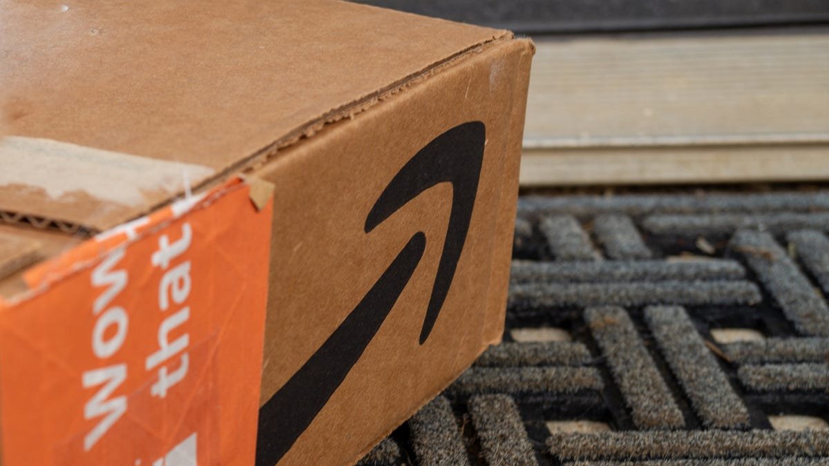 Boîte Amazon à la porte d'une maison
