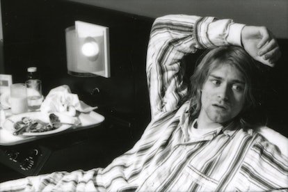 Kurt Cobain de Nirvana, allongé dans son lit en pyjama.