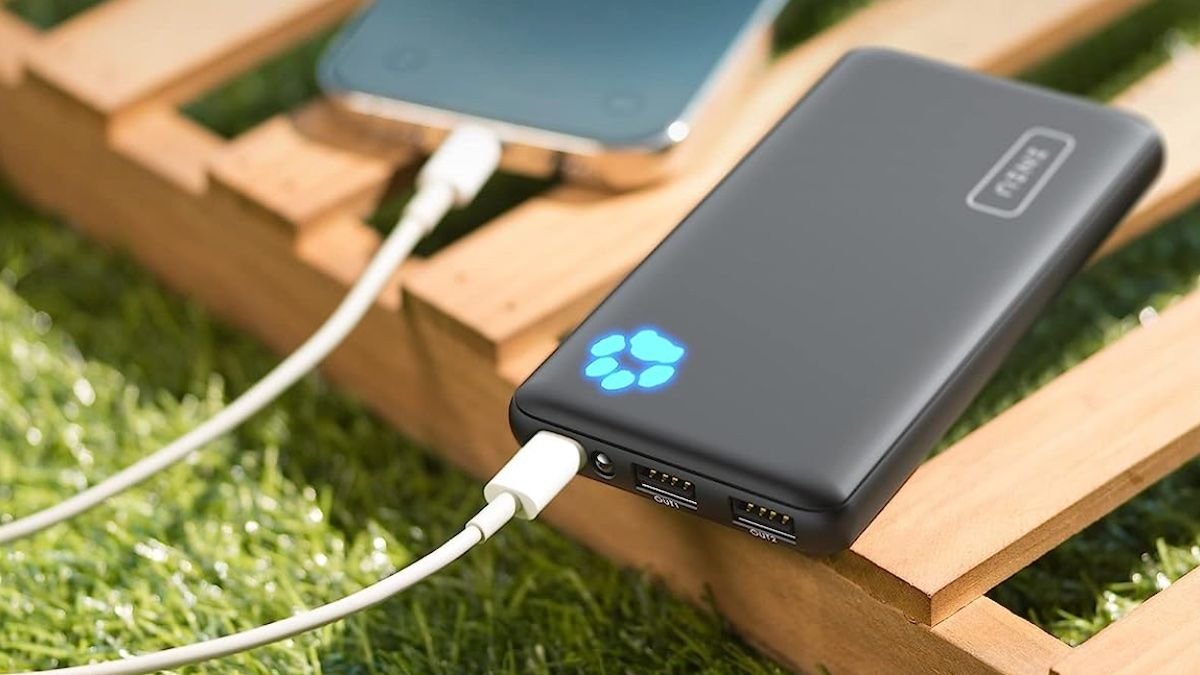 Chargeur portable INIU chargeant un smartphone.