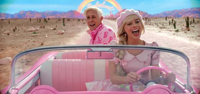 Ken et Barbie dans la voiture Barbie dans le film Barbie