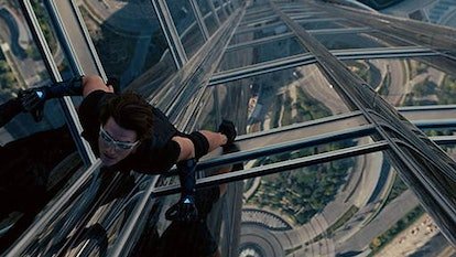 Tom Cruise escalade un bâtiment dans 