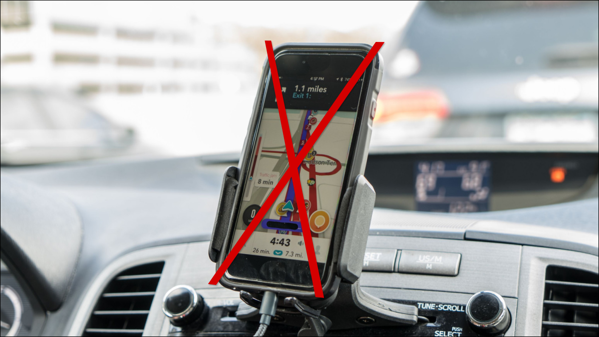 Téléphone avec GPS dans le support de voiture.