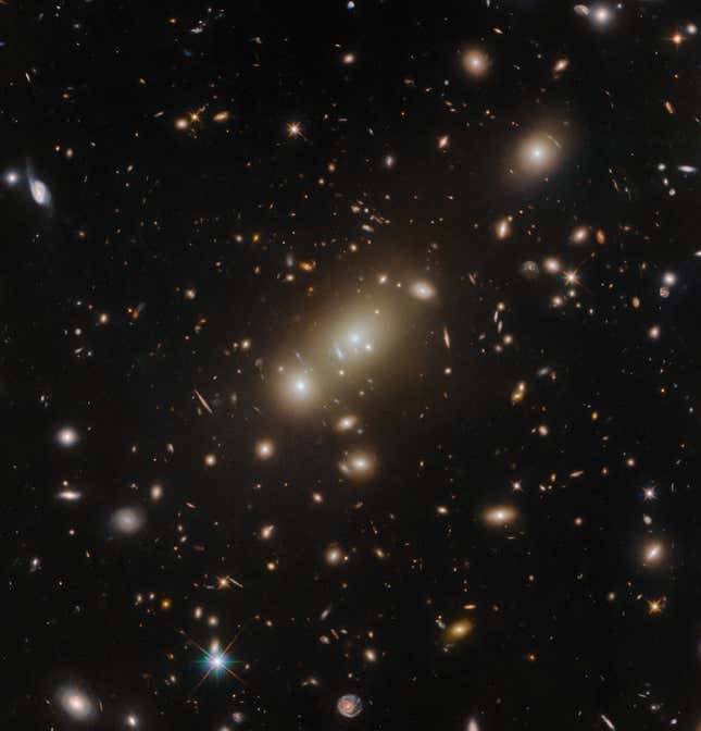 L'image complète de Hubble.  Pouvez-vous repérer les distorsions de la lentille gravitationnelle ?