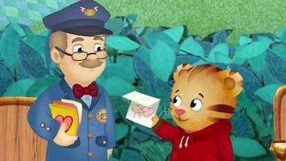 M. McFeely donne un colis à Daniel Tiger.