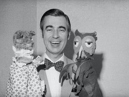 Fred Rogers du quartier de Mister Rogers détient Henrietta Pussycat (à gauche) et "X" la Chouette lors d'un...