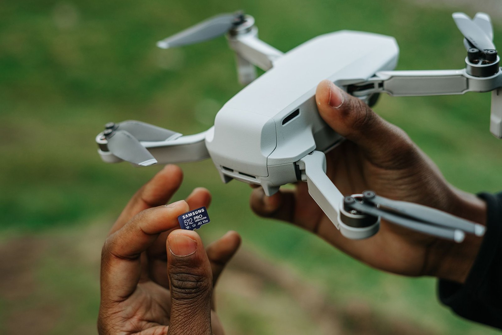 La microSD PRO Ultimate de Samsung dans un drone DJI. 