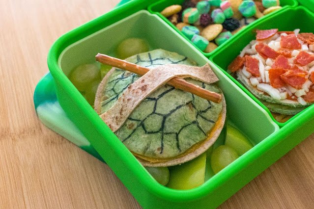 Vos enfants sont-ils toujours excités après avoir regardé le dernier film Teenage Mutant Ninja Turtles ?  Eh bien, nous avons exactement ce qu'il vous faut pour maintenir le Turtle Power en vie même lorsqu'ils sont à l'école !  Dites bonjour à la recette Teenage Mutant Ninja Turtle Food Art – une idée de déjeuner délicieuse et nutritive qui permettra à votre enfant d'attendre avec impatience sa pause déjeuner.  Plongez dans le monde de Léonard, Donatello, Michel-Ange et Raphaël en vous montrant comment créer un repas inspiré de Cowabunga aussi délicieux qu'amusant.